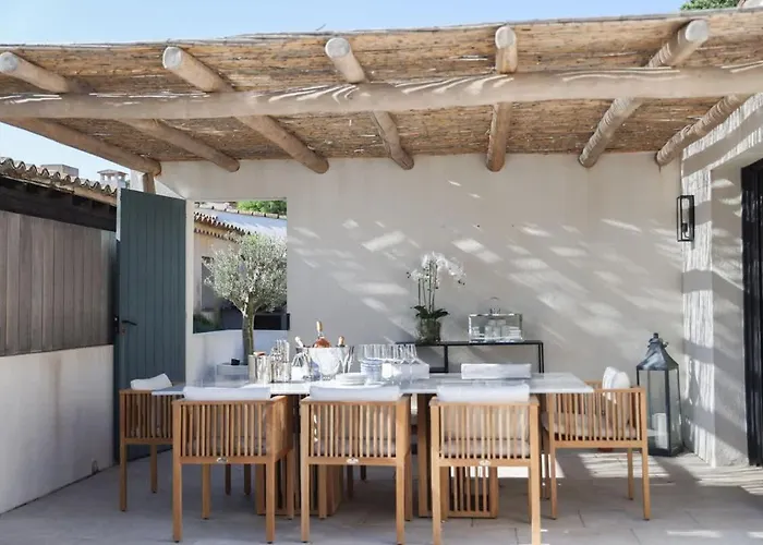 32 L Sport Court & Pool L Shellter