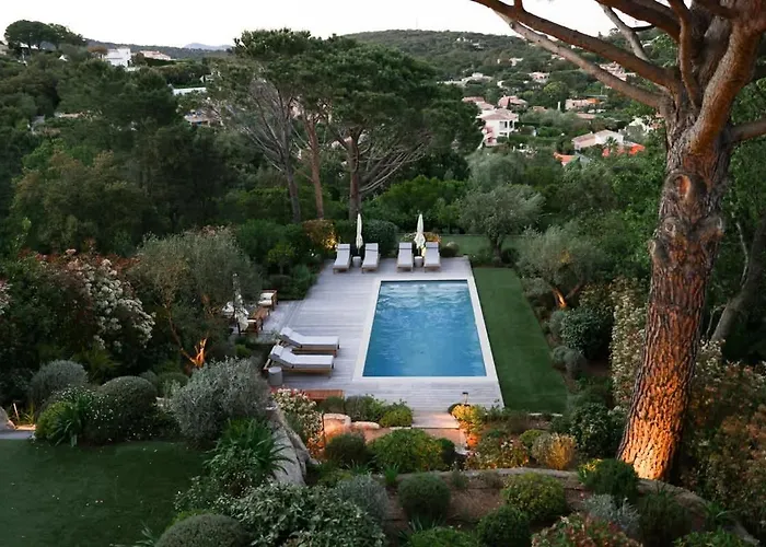 32 L Sport Court & Pool L Shellter *